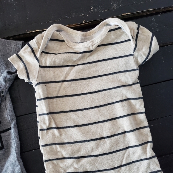 Gerber Lot of 2 Baby 3-9 Months Organic Cotton Short Sleeve Onesie Grey Beige - Picture 2 of 5